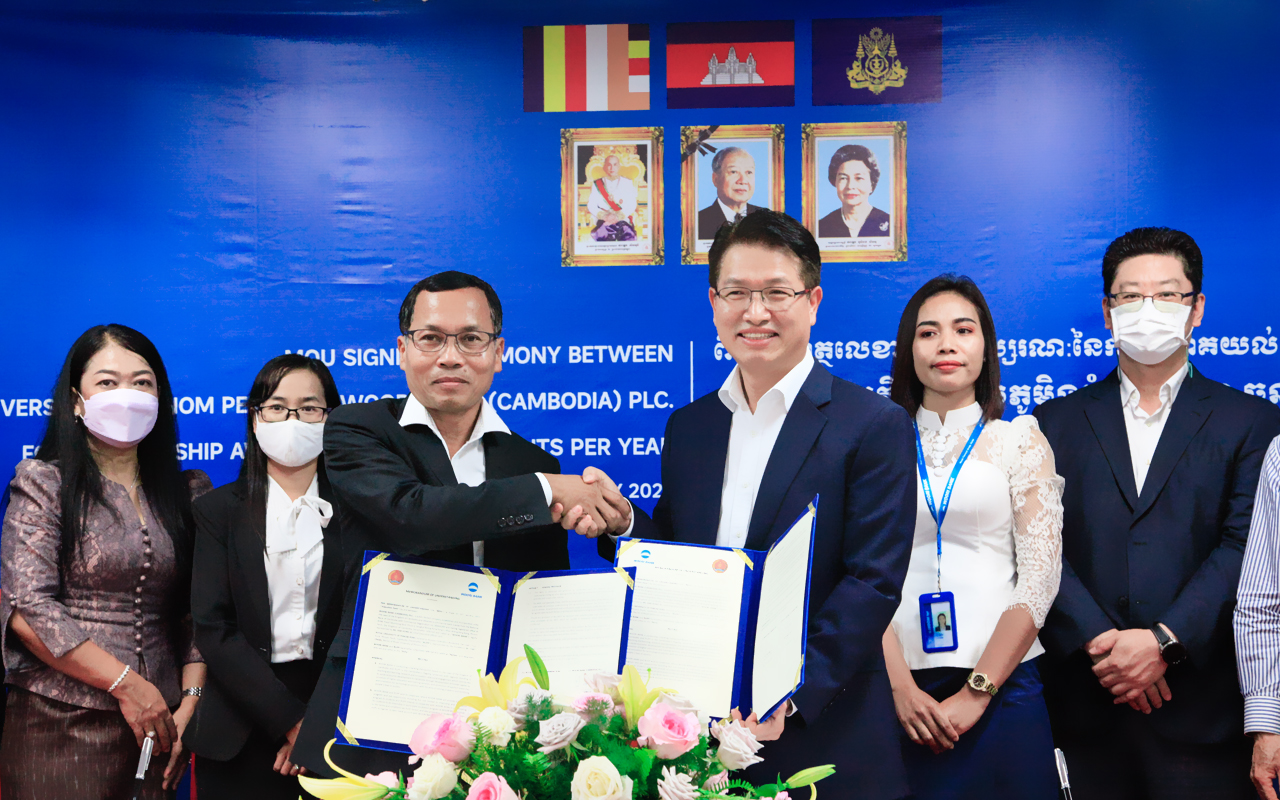 WOORI BANK (CAMBODIA) PLC awards 100 scholarships per year to students on MOU signing with ROYAL UNIVERSITY OF PHNOM PENH