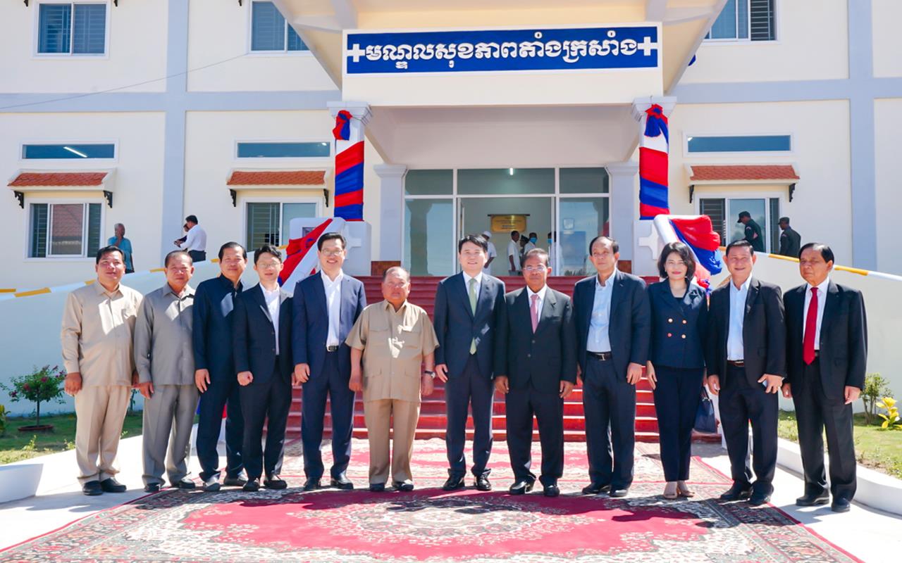 Woori Bank of Republic of Korea’s representative, and CEO of Woori Bank (Cambodia) Plc. joined the inauguration ceremony of a new building of Health Care Center at Kampong Thom province